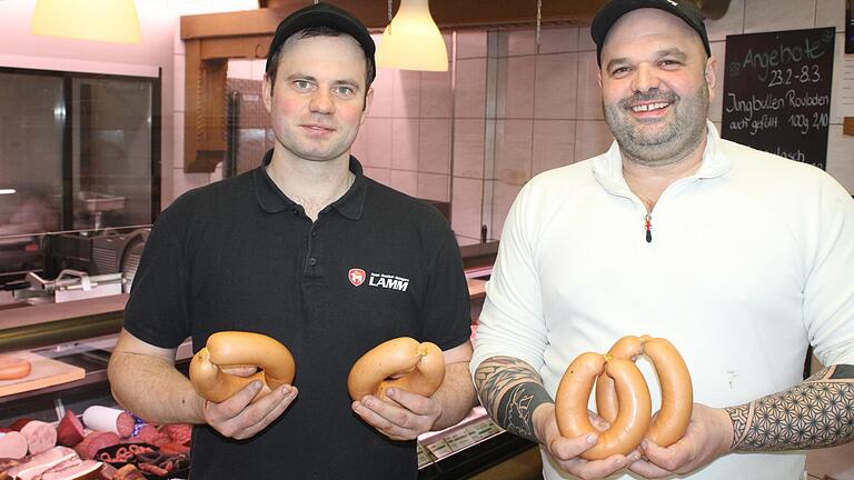 Möglichst viel Fleisch soll in ihrer Wurst sein: Benedikt (links) und Sebastian Rückel von der Metzgerei Lamm in Geiselwind.