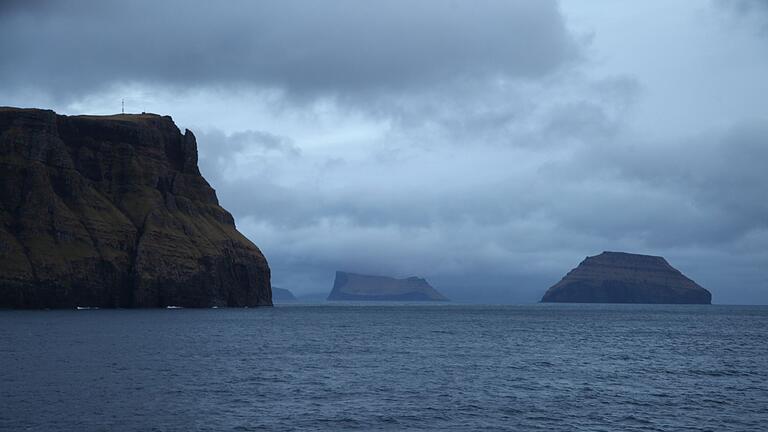 Wikingerschiff auf Weg von Färöer-Inseln nach Norwegen gekentert       -  Bei der Überfahrt von der südlichen färöischen Insel Suduroy nach Norwegen ist es zu einem Unglück gekommen. (Archivbild)