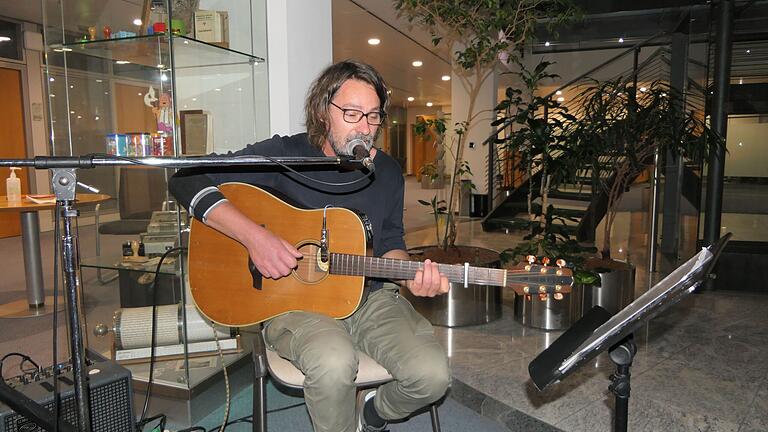 Marco Pfennig aus Karbach umrahmte mit seiner Gitarre das Event musikalisch.