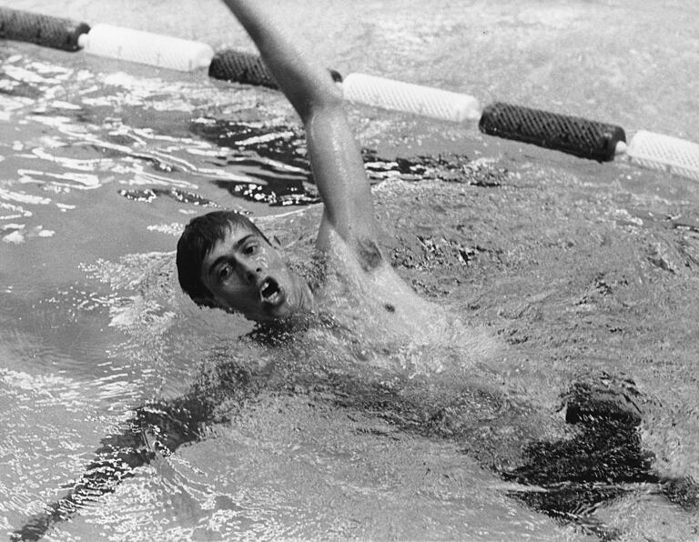 Rückenschwimmer Roland Matthes mit 17 Jahren bei den Olympischen Spielen in Mexiko-Stadt. Rückenschwimmer Roland Matthes mit 17 Jahren bei den Olympischen Spielen in Mexiko-Stadt. 
