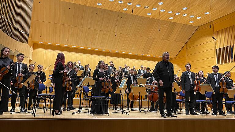Geschafft: Das Hochschulsinfonieorchester und Ari Rasilainen haben Tschaikowskis Fünfte gemeistert. Geschafft: Das Hochschulsinfonieorchester und Ari Rasilainen haben Tschaikowskis Fünfte gemeistert.