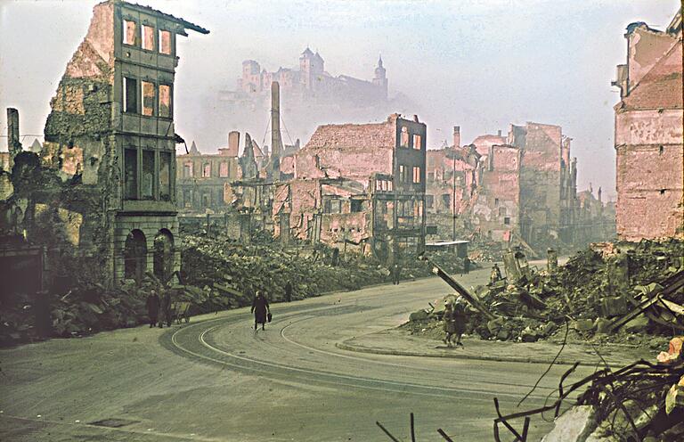 Leer, ausgebrannt, verräuchert: Domstraße und Festung Marienberg im Sommer 1945. Das Foto aus dem Nachlass von Carl Lamb befindet sich in der Sammlung des Bayerischen Landesamts für Denkmalpflege.