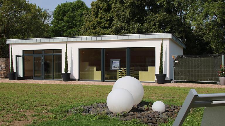 Die neue Außensauna des Saaletalbades Hammelburg: Rechts sind die großen Panoramascheiben zu erkennen, durch die die Saunagäste ins Freie schauen können. Im kommenden Jahr soll davor vielleicht ein Schwimmteich gebaut werden.       -  Die neue Außensauna des Saaletalbades Hammelburg: Rechts sind die großen Panoramascheiben zu erkennen, durch die die Saunagäste ins Freie schauen können. Im kommenden Jahr soll davor vielleicht ein Schwimmteich gebaut werden.