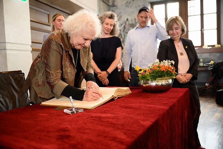 Die Witwe Hana Sokolov-Amichai, die beiden Kinder des Dichters, Emanuella und David, und die israelische Generalkonsulin für Süddeutschland, Talya Lador-Fresher (von links) trugen sich ins Goldene Buch der Stadt Würzburg ein.&nbsp;
