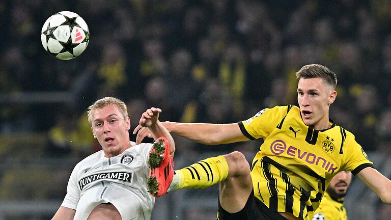 Mika Biereth (l.)       -  Mika Biereth (l), hier im Zweikampf mit Dortmunds Nico Schlotterbeck, hatte das Interesse von Bundestrainer Julian Nagelsmann geweckt.