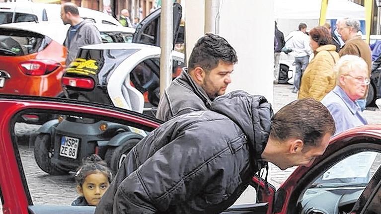 Offene Türen: Bei der Karlstadter Automeile am Wochenende kann man die Fahrzeuge nicht nur von außen, sondern auch von innen ansehen. Das Bild entstand bei der Veranstaltung 2013.