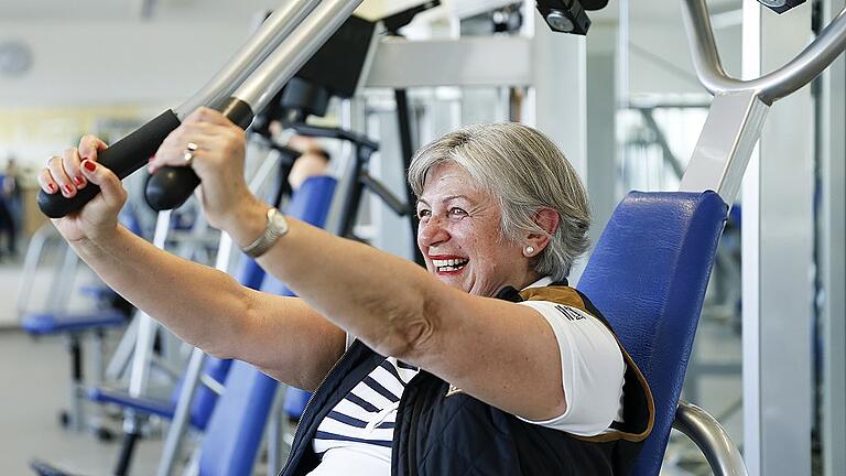 Die 68-jährige Edeltraud Linkesch trainiert zwei Mal pro Woche im Fitness-Studio.