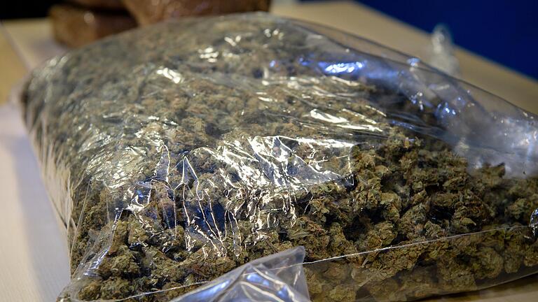 Über 16 Kilo Marihuana soll ein 40-Jähriger aus Nordrhein-Westfalen an zwei Schweinfurter Dealer verkauft haben. Derzeit steht er in Schweinfurt vor Gericht. Über 16 Kilo Marihuana soll ein 40-Jähriger aus Nordrhein-Westfalen an zwei Schweinfurter Dealer verkauft haben. Derzeit steht er in Schweinfurt vor Gericht.