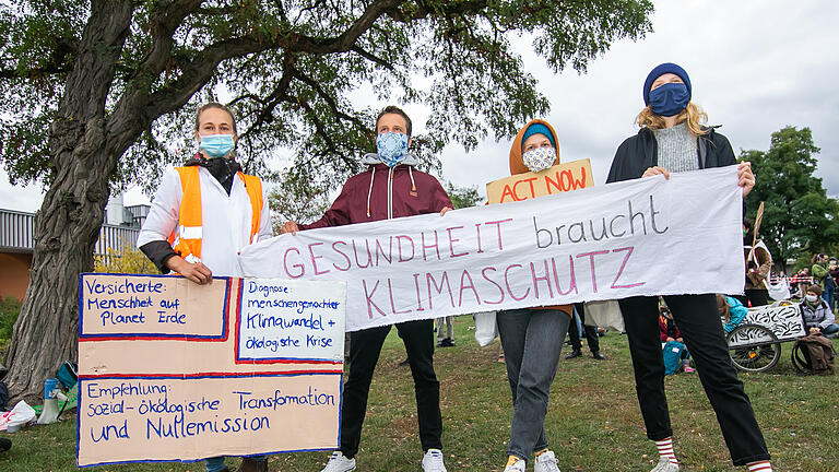 5. Klimastreik Demo am Freitag 25.09.20 in Würzburg. Drei Demozüge mit je 20 Personen von Anhängern der 'fridaysforfuture' laufen durch die Innenstadt ab der Residenz, dem Hauptbahnhof, sowie der Regierung und treffen sich zur Kundgebung auf den Mainwiesen bei der Talavera.