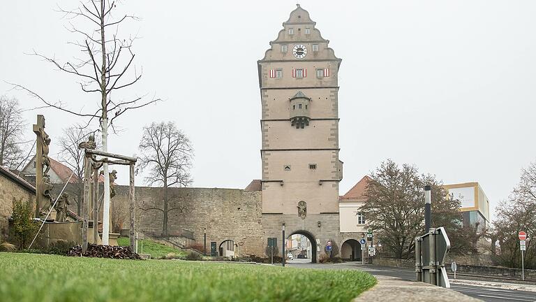 Der warme Geldregen für die Stadt Bad Neustadt (Archivfoto) ist zusammengeschrumpft. Von der umstrittenen Gewerbesteuer-Einnahme in Höhe von 23,5 Millionen Euro muss die Stadt rund 17 Millionen Euro zurückzahlen.