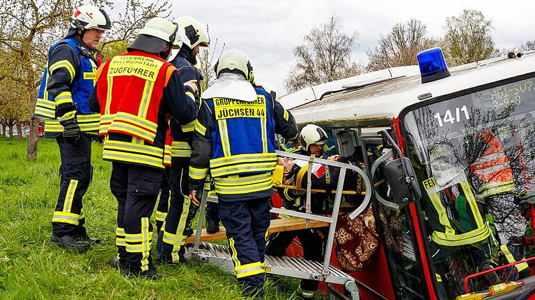 Nicht so einfach ist es Verletzte aus einem auf der Seite liegenden Bus zu befreien und dem Rettungsdienst zu übergeben. Das wurde in Mellrichstadt von Feuerwehren aus Mellrichstadt und Thüringen geübt. Nicht so einfach ist es Verletzte aus einem auf der Seite liegenden Bus zu befreien und dem Rettungsdienst zu übergeben. Das wurde in Mellrichstadt von Feuerwehren aus Mellrichstadt und Thüringen geübt.
