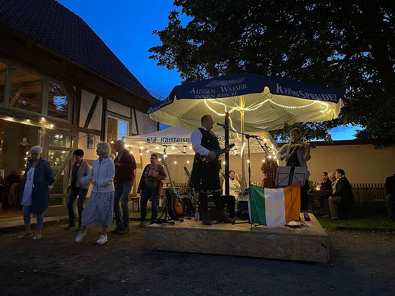 Line-Dance bei einem Irischen Abend in Nassach: Wenn das passende Lied anklingt, geht's ab zum Tanzen.