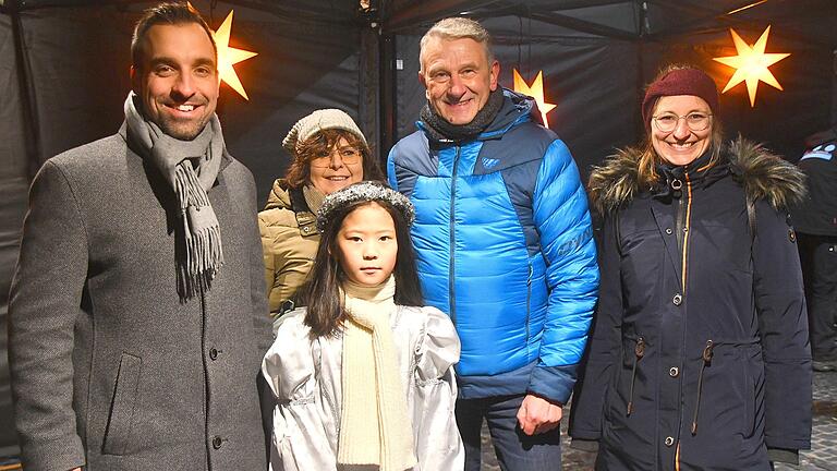 'Nun ist sie da, die besinnliche Zeit', sagte das Bad Neustädter Christkind Anya Sun. Ihm zur Seite standen bei der Eröffnung Bürgermeister Michael Werner (links), der Geschäftsführer der Tourismus- und Stadtmarketings GmbH, Horst Mikliss, sowie vom Stadtmarkting-Verein Kerstin Bauer-Grob und Julia Müller (rechts). 'Nun ist sie da, die besinnliche Zeit', sagte das Bad Neustädter Christkind Anya Sun. Ihm zur Seite standen bei der Eröffnung Bürgermeister Michael Werner (links), der Geschäftsführer der Tourismus- und Stadtmarketings GmbH, Horst Mikliss, sowie vom Stadtmarkting-Verein Kerstin Bauer-Grob und Julia Müller (rechts).