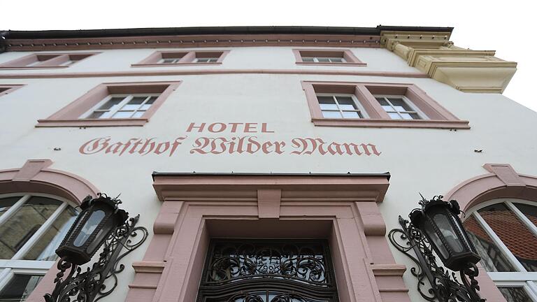 An dem Beschluss des Gerolzhöfer Stadtrats, sich ein Vorkaufsrecht für den Hotel-Gasthof 'Wilder Mann' zu sichern, ist laut Landratsamt nichts zu bemängeln. Es waren Zweifel aufgekommen, da an der Abstimmung auch der Geschäftsführer der Besitzer-Firma als Stadtratsmitglied teilgenommen hatte.