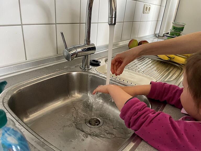 „Kinder an die Töpfe“ heißt ein neues Angebot im Amt für Ernährung, Landwirtschaft und Forsten (AELF) in Karlstadt, den erstmals Kursleiterin Iris Burger (links) angeboten hat. „Kinder an die Töpfe“ heißt ein neues Angebot im Amt für Ernährung, Landwirtschaft und Forsten (AELF) in Karlstadt, den erstmals Kursleiterin Iris Burger (links) angeboten hat.
