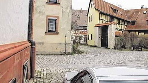 Ort des Geschehens: Hier am Zellinger Schulplatz wurde Karl Weiglein erhängt. Links das Haus seiner Familie. Neben dem Tor rechts gegenüber stand der Birnbaum. Ganz links die Fassade der Kirche.