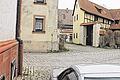 Ort des Geschehens: Hier am Zellinger Schulplatz wurde Karl Weiglein erhängt. Links das Haus seiner Familie. Neben dem Tor rechts gegenüber stand der Birnbaum. Ganz links die Fassade der Kirche.