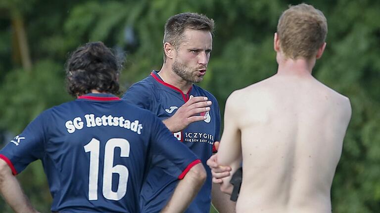 Spielertrainer in Aktion: Lukas Cichon (Bildmitte) nach der 1:2-Niederlage gegen den FV Thüngersheim am Sonntag bei der Teambesprechung.