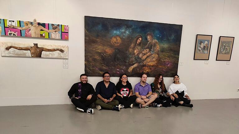 Die Künstlerinnen und Künstler beim Mexikanisch-Deutscher Kunstaustausch in der BBK-Galerie(von links) Asgard Tinajero, Luis Vargas Santa Cruiz, Jeanette Rojas Dib, Nico Jendrusch (Bischofsheim), Celeste Illazki und Lorde Malam.