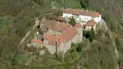 Einer ungewissen Zukunft sieht Schloss       -  Einer ungewissen Zukunft sieht Schloss Frankenberg im Weinparadies entgegen. Schlossherr Carl Freiherr von
Lerchenfeld musste nach Fehlspekulationen Insolvenz anmelden.