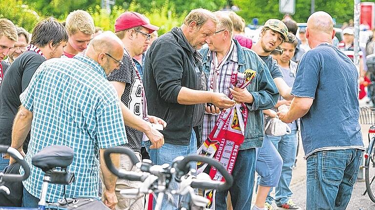 Fußball-Geschäfte: Einige Kneipen, Biergärten und Kickers-Devotionalienhändler machten gute Umsätze.