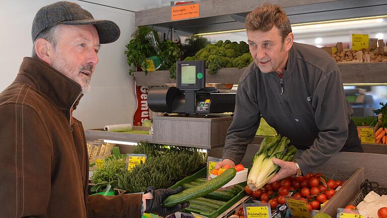 Mittwochs in Bad Bocklet: Friedrich Wagenknecht (links) ist Stammkunde bei Dieter Peterhänsel. Frisches Obst und Gemüse bedeutet für ihn Lebensqualität.