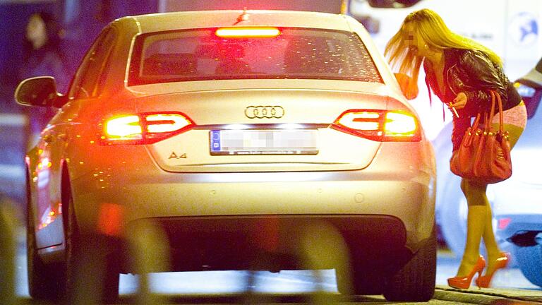 Rückkehr auf die Straße? Viele Prostituierte sehen sich durch die Schließung der Bordelle gezwungen, illegal auf der Straße ihrem Geschäft nachzugehen - unter teils haarsträubenden Bedingungen. Rückkehr auf die Straße? Viele Prostituierte sehen sich durch die Schließung der Bordelle gezwungen, illegal auf der Straße ihrem Geschäft nachzugehen - unter teils haarsträubenden Bedingungen.