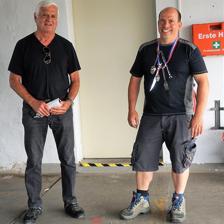 Einen Sonderpreis für sein Engagement bei der Generalüberholung des Schleppflugzeuges erhielt Werkstattleiter Christian Frizlen (rechts) aus den Händen des Ehrenvorsitzenden Heinz Gräf. Weil er sich während der Arbeiten kaum Zeit zum Essen nahm, schenkte ihm Gräf ein Essbesteck mit an den Griffen versehenen Schraubenschlüsseln. Einen Sonderpreis für sein Engagement bei der Generalüberholung des Schleppflugzeuges erhielt Werkstattleiter Christian Frizlen (rechts) aus den Händen des Ehrenvorsitzenden Heinz Gräf. Weil er sich während der Arbeiten kaum Zeit zum Essen nahm, schenkte ihm Gräf ein Essbesteck mit an den Griffen versehenen Schraubenschlüsseln.