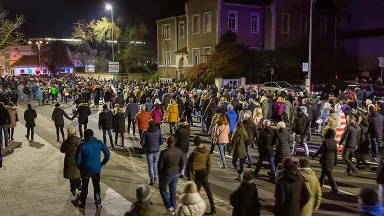 Bis zu 3000 Menschen waren an etlichen Abenden in den vergangenen Wochen in Schweinfurt unterwegs - wie hier bei der nicht angemeldeten Demonstration gegen Impfpflicht und Anti-Corona-Maßnahmen der Regierung am 19. Dezember.