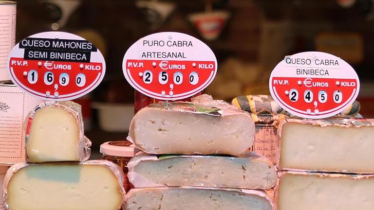 Auch jede Menge einheimischer Käse und Schinken wird auf dem Mercat de l'Olivar angeboten. Foto: Frank Rumpf       -  Auf dem Mercat de l'Olivar wird neben viel Fisch auch einheimischer Käse angeboten.