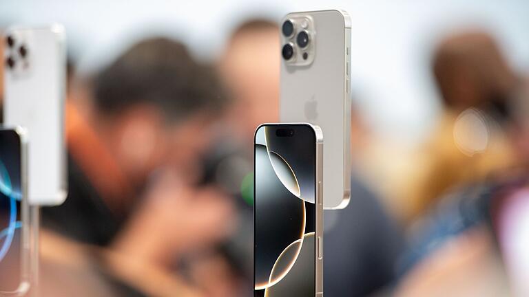 Apple Neuheiten-Event - Das iPhone 16 Pro ist nach der Vorstellung im Apple-Hauptquartier zu sehen. An der Seitenkante ist der neue Auslöser-Knopf erkennbar, mit dem man verschiedene Kamera-Funktionen steuern kann. Apple Neuheiten-Event - Das iPhone 16 Pro ist nach der Vorstellung im Apple-Hauptquartier zu sehen. An der Seitenkante ist der neue Auslöser-Knopf erkennbar, mit dem man verschiedene Kamera-Funktionen steuern kann.