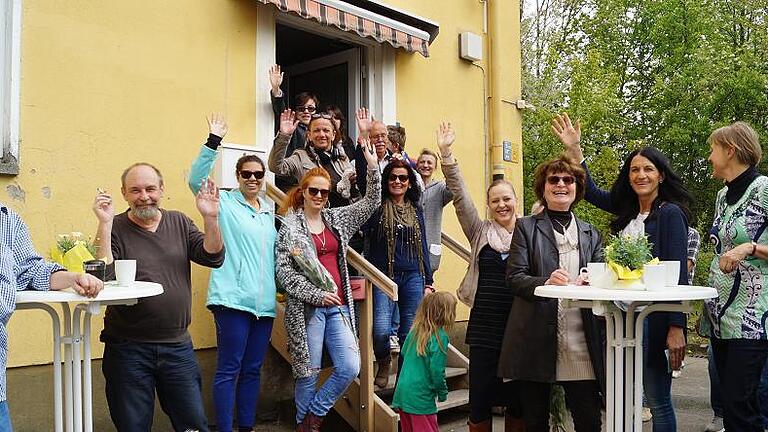 Bei Kaffee, Kuchen und Sonnenschein feierten die Anwohner in der Siedlung ihren Begegnungstreff Wegweiser. Mit im Bild rechts vorne die Stadträtinnen Hiltrud Stocker und Andrea Schmidt, daneben Sozialpädagogin Hedwig Schanz und Caritas-Kreisgeschäftsführer Paul Greubel. Foto: SUsanne Himsel