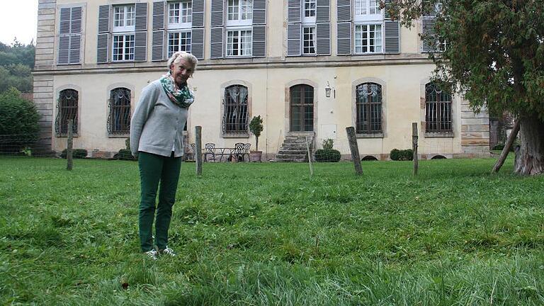 Mirjam Gräfin zu Ortenburg steht im Park hinter dem Schloss in Birkenfeld an der Stelle, an der am 22. September morgens ein mutmaßlich von einem Wolf gerissenes Schaf lag. Mirjam Gräfin zu Ortenburg steht im Park hinter dem Schloss in Birkenfeld an der Stelle, an der am 22. September morgens ein mutmaßlich von einem Wolf gerissenes Schaf lag.