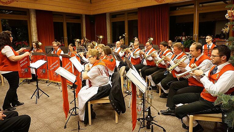 Die Trachtenkapelle Haselbach präsentierte beim Jahresabschlusskonzert eine Bandbreite an modernen Klängen und Filmmusik sowie Böhmisches.