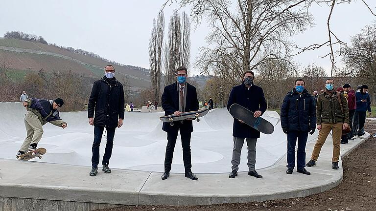 Die ersten Skater waren bereits in Aktion, während die neue 'Bowl' auf den Mainwiesen offiziell ihrer Bestimmung übergeben wurde (von links) Gunther Kunze, Leiter des Fachbereichs Jugend und Familie, Oberbürgermeister Christian Schuchardt, Umwelt-Bürgermeister Martin Heilig, Kämmerer Robert Scheller und Helge Bert Grob, Leiter des städtischen Gartenamts.