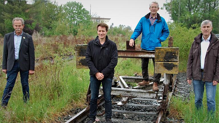 Am Mittwoch besuchte Ludwig Hartmann (Zweiter von links), Fraktionschef der Grünen im Landtag, die Trasse der stillgelegten Steigerwaldbahn im Bereich des Gochsheimer Bahnhofs. Mit ihm waren vor Ort (von links) Landtagsabgeordneter Paul Knoblach (Grüne), Manfred Röder vom VCD Schweinfurt und stellvertretender Landrat Thomas Vizl (Grüne). Am Mittwoch besuchte Ludwig Hartmann (Zweiter von links), Fraktionschef der Grünen im Landtag, die Trasse der stillgelegten Steigerwaldbahn im Bereich des Gochsheimer Bahnhofs. Mit ihm waren vor Ort (von links) Landtagsabgeordneter Paul Knoblach (Grüne), Manfred Röder vom VCD Schweinfurt und stellvertretender Landrat Thomas Vizl (Grüne).