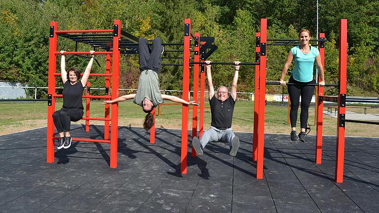 Testeten die neue Fitnessanlage: (von links) Bürgermeisterin Kerstin Deckenbrock Dorothea Hock, Klaus Sebold und Sandra Heilig.