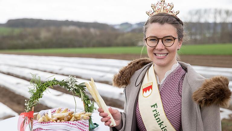 Symbol für das Edelgemüse aus der Region: die Fränkische Spargelkönigin Christiane Reinhart aus Untereuerheim (Lkr. Schweinfurt).