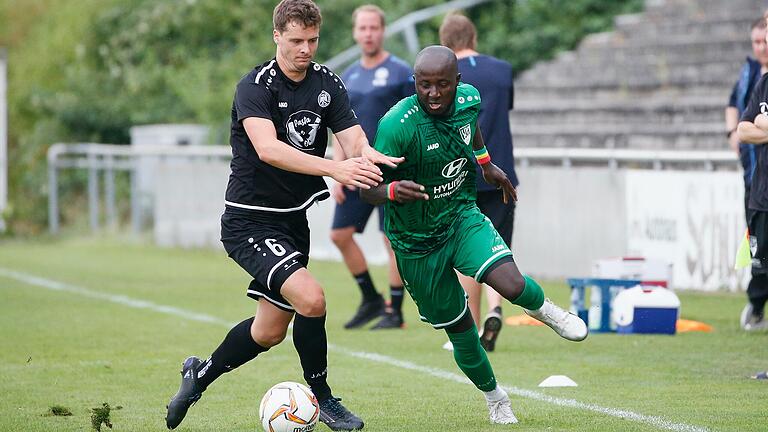 Moritz Wagenhäuser (ETSV) im Zweikampf gegen Sita Diaby (Heidingsfeld)