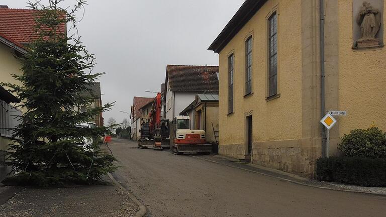 In der Hauptdurchfahrtsstraße 'Kirchberg' von Pusselsheim ist die Kanalsanierung soweit beendet. Nun werden nach und nach die Kanalstränge unter den jeweils abzweigenden Seitenstraßen erneuert