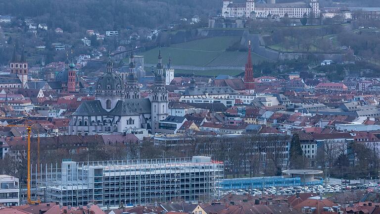 Blick vom Steinberg auf den Rohbau des Quellenbachparkhauses neben dem Bahnhof. Rechts daneben mit dem Auffahrtrondell das alte Parkhaus, das abgerissen werden soll.&nbsp;