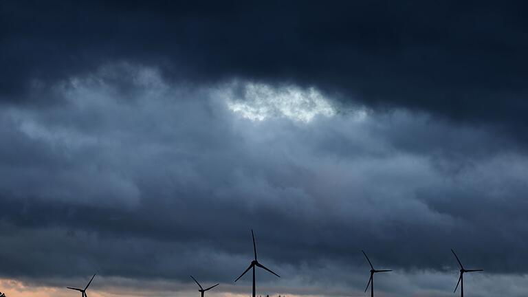 Windräder in Bayern.jpeg       -  In Bayern rar: Windräder. Im Bund schreitet der Ausbau dagegen wieder voran.