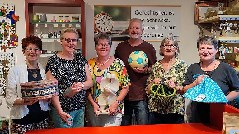 Die Verantwortlichen des Fairen Handels im Landkreis Main-Spessart im Gemündener Weltladen&nbsp; (von links): Ulrike Steigerwald (WL Marktheidenfeld), Ilse Krämer (Agenda-Beauftragte des Landkreises), Christina Schlembach (WL Marktheidenfeld), Wolfgang Fella (WL Gemünden), Maria Maffini (WL Lohr) und Rita Scheiner (WL Karlstadt)