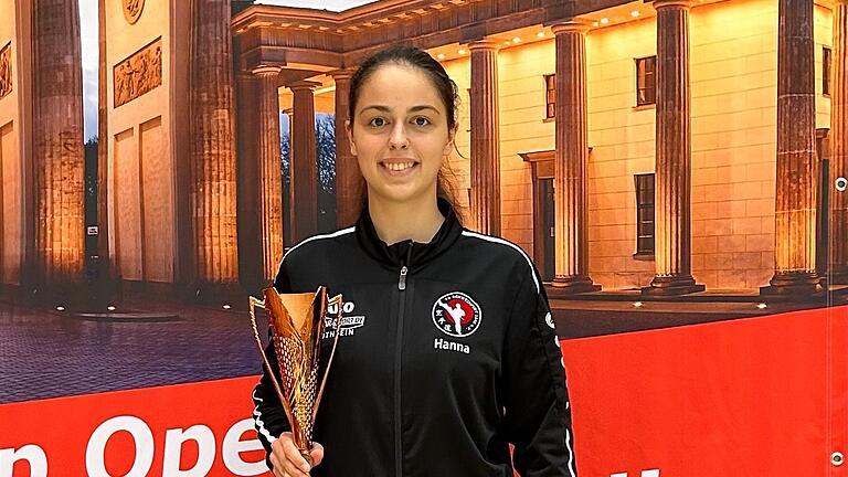 Im Bild: Hanna Rostiahai von der TG Schweinfurt auf dem Bronze-Rang beim 19. Internationalen Karate-Banzai-Cup in Berlin.