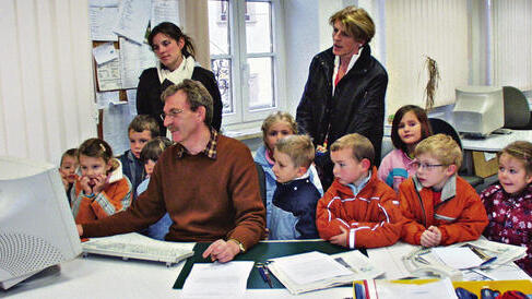 Einblick in die Entstehung der Zeitung - gerolzhofen (he) Zehn Vorschüler und -innen des Kindergartens Maria Erk Donnersdorf, die am Projekt „Pfiffikus – Zeitung im Kindergarten“ der Mediengruppe MAIN-POST teilnehmen, besuchten mit ihrer Kindergartenleiterin Ulrike Brand (Vögnitz) und der Erzieherin Katja Burger (Frankenwinheim) die Redaktion in der Spitalstraße. Redakteur Alfred Heim erklärte den Gästen, wie eine Zeitung entsteht und zeigte am Bildschirm den Bilderspeicher mit Fotos der letzten Tage und denen, die für die nächsten Ausgaben schon vorhanden sind. Besonders beeindruckt waren die Fünfjährigen, dass sie am Bildschirm sehen konnten, welche Bilder und Texte für die nächste Ausgabe bereits auf den Lokalseiten standen. Die Kinder zeigten dem Redakteur auch, welche Fotos sie am meisten ansprachen. Im Kindergarten beschäftigen sich die Kinder und ihre Erzieherinnen schon seit fast zwei Wochen täglich intensiv mit der Zeitung. Gespannt sind sie jeden Tag auf den Teil „Zeitung für Kinder“. Außerdem schauen sie sich alle Bilder der Zeitung an und lassen sich von den Erzieherinnen Artikel oder Bildunterzeilen vorlesen, die sie besonders interessieren. Auf Blanko-Zeitungsseiten klebt jedes Kind die Fotos und Artikel, die ihm am besten gefallen. So haben die Kinder später eine schöne Erinnerung an das Projekt. Die Zeitung wird aber auch zum Basteln benutzt. So wurden Papierhüte gefaltet und ein Wettbewerb durchgeführt, wer aus einer Zeitungsseite die längste Papierschlange fertigen kann. Einblick in die Entstehung der Zeitung - gerolzhofen (he) Zehn Vorschüler und -innen des Kindergartens Maria Erk Donnersdorf, die am Projekt „Pfiffikus – Zeitung im Kindergarten“ der Mediengruppe MAIN-POST teilnehmen, besuchten mit ihrer Kindergartenleiterin Ulrike Brand (Vögnitz) und der Erzieherin Katja Burger (Frankenwinheim) die Redaktion in der Spitalstraße. Redakteur Alfred Heim erklärte den Gästen, wie eine Zeitung entsteht und zeigte am Bildschirm den Bilderspeicher mit Fotos der letzten Tage und denen, die für die nächsten Ausgaben schon vorhanden sind. Besonders beeindruckt waren die Fünfjährigen, dass sie am Bildschirm sehen konnten, welche Bilder und Texte für die nächste Ausgabe bereits auf den Lokalseiten standen. Die Kinder zeigten dem Redakteur auch, welche Fotos sie am meisten ansprachen. Im Kindergarten beschäftigen sich die Kinder und ihre Erzieherinnen schon seit fast zwei Wochen täglich intensiv mit der Zeitung. Gespannt sind sie jeden Tag auf den Teil „Zeitung für Kinder“. Außerdem schauen sie sich alle Bilder der Zeitung an und lassen sich von den Erzieherinnen Artikel oder Bildunterzeilen vorlesen, die sie besonders interessieren. Auf Blanko-Zeitungsseiten klebt jedes Kind die Fotos und Artikel, die ihm am besten gefallen. So haben die Kinder später eine schöne Erinnerung an das Projekt. Die Zeitung wird aber auch zum Basteln benutzt. So wurden Papierhüte gefaltet und ein Wettbewerb durchgeführt, wer aus einer Zeitungsseite die längste Papierschlange fertigen kann.