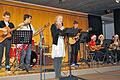 Christmas-Earth-Song: Die Gitarrenband, hier mit Sängerin Maria Bauer, spielte beim Weihnachtskonzert im Gymnasium Bad Königshofen besinnliche Popsongs.