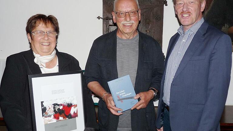 Kulturreferentin Renate Lindner, und Bürgermeister Peter Juks (rechts) freuen sich mit dem Autor Jürgen Schuhmann. Kulturreferentin Renate Lindner, und Bürgermeister Peter Juks (rechts) freuen sich mit dem Autor Jürgen Schuhmann.