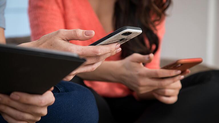 Öfter als einem lieb sein kann: der Griff zum Smartphone ist für viele schon zur Gewohnheit geworden. Aber nur, wenn ein ausgebautes Mobilfunknetz das auch möglich macht. Öfter als einem lieb sein kann: der Griff zum Smartphone ist für viele schon zur Gewohnheit geworden. Aber nur, wenn ein ausgebautes Mobilfunknetz das auch möglich macht.