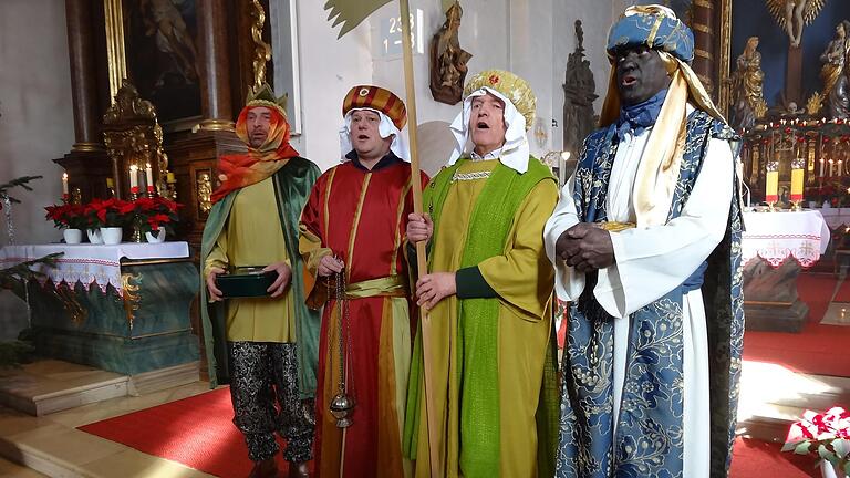 Aussendung der Sternsinger am Kreuzberg aus dem Jahr 2020. Das Bild zeigt (von links): Matthias Hüttner, Bürgermeister Georg Seiffert, Sternträger Landrat Thomas Habermann und Georg Kirchner.