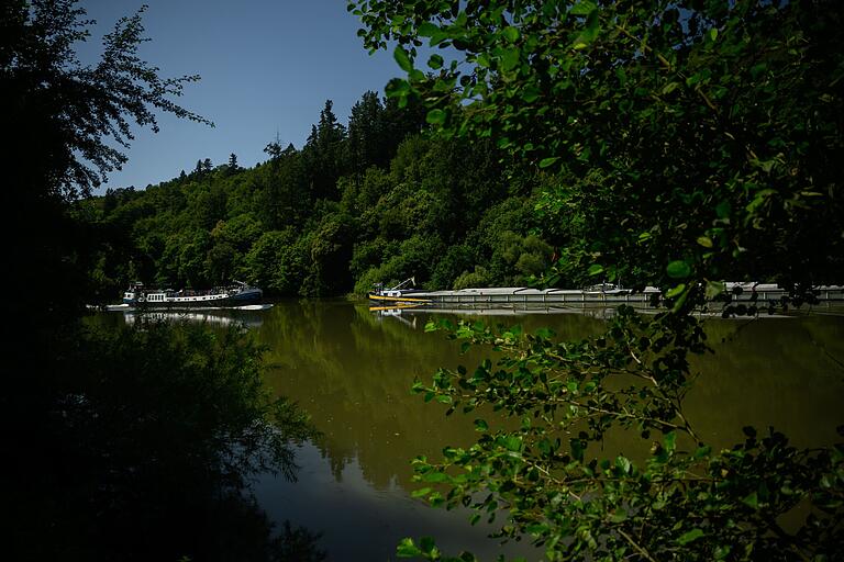 Viel los auf dem Fluss: Zwei Binnenschiffe begegnen sich auf dem Main bei Bettingen. Viel los auf dem Fluss: Zwei Binnenschiffe begegnen sich auf dem Main bei Bettingen.